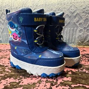 BABY SHARK Snow Boots Toddler Sz 6 - NEW